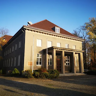 Zwischen Rückflug und Buch-Plot Buch-Plot: Haus