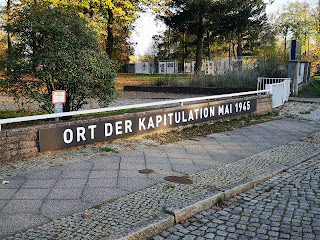 Zwischen Rückflug und Buch-Plot Buch-Plot: Mauer