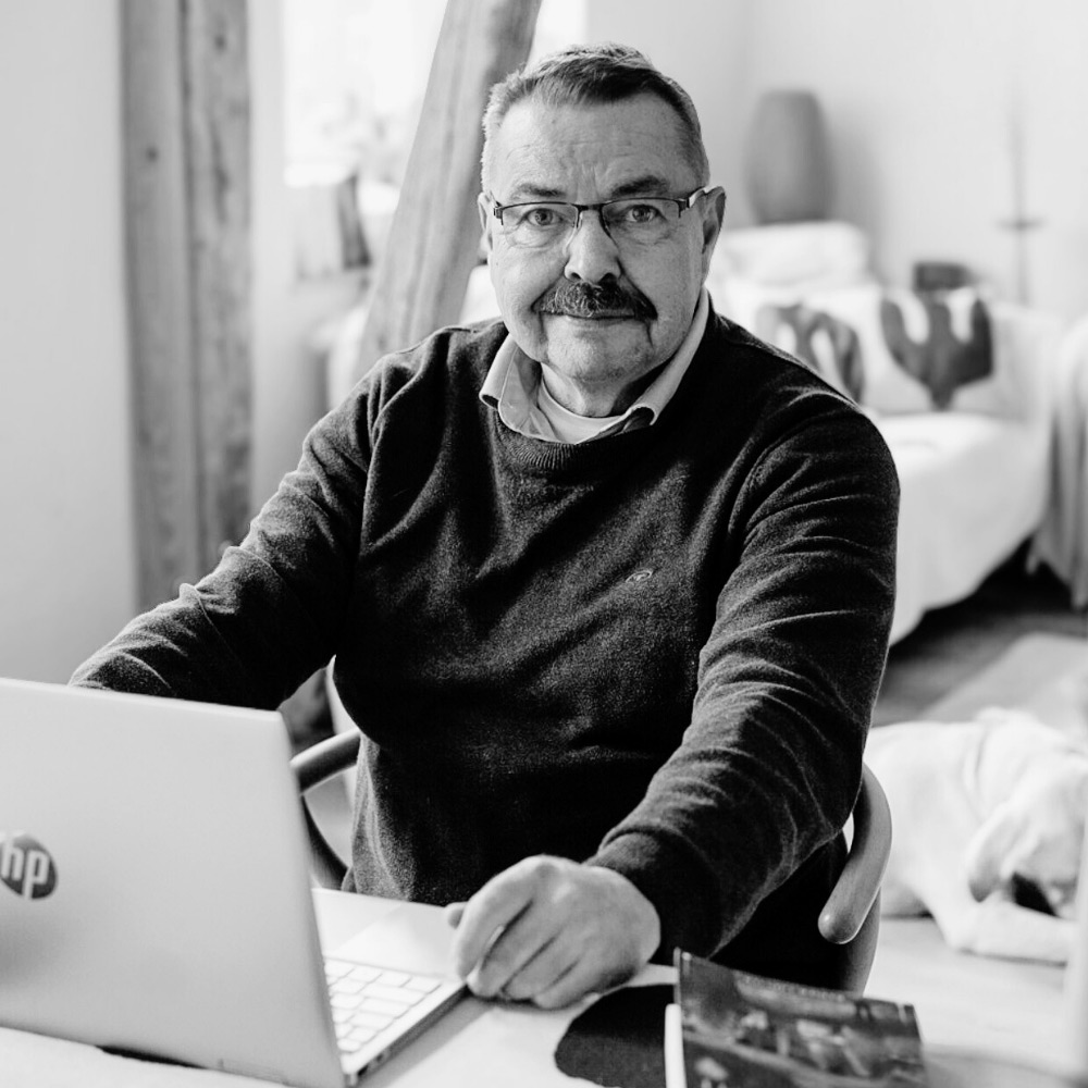 Ein Buch schreiben & Autor werden Ein Buch schreiben: Reiner am PC