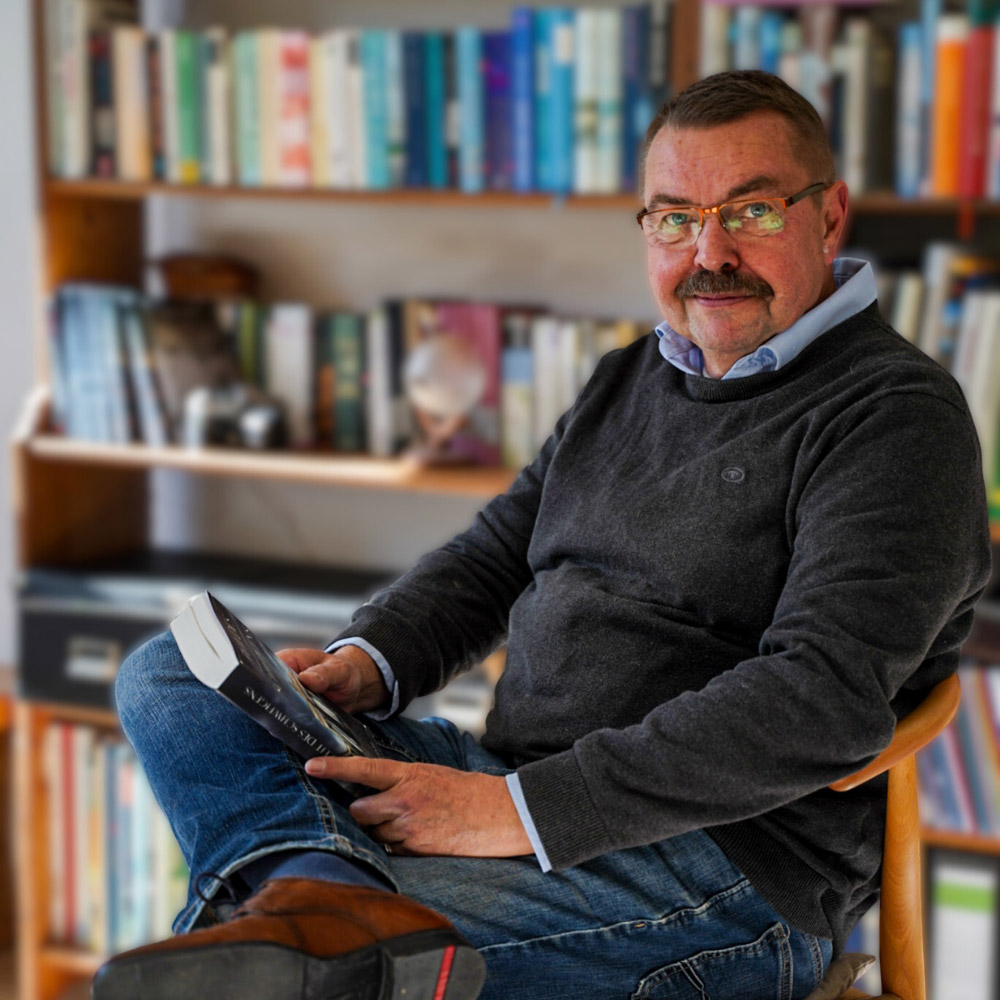 Ein Buch schreiben & Autor werden Ein Buch schreiben: Reiner mit Buch