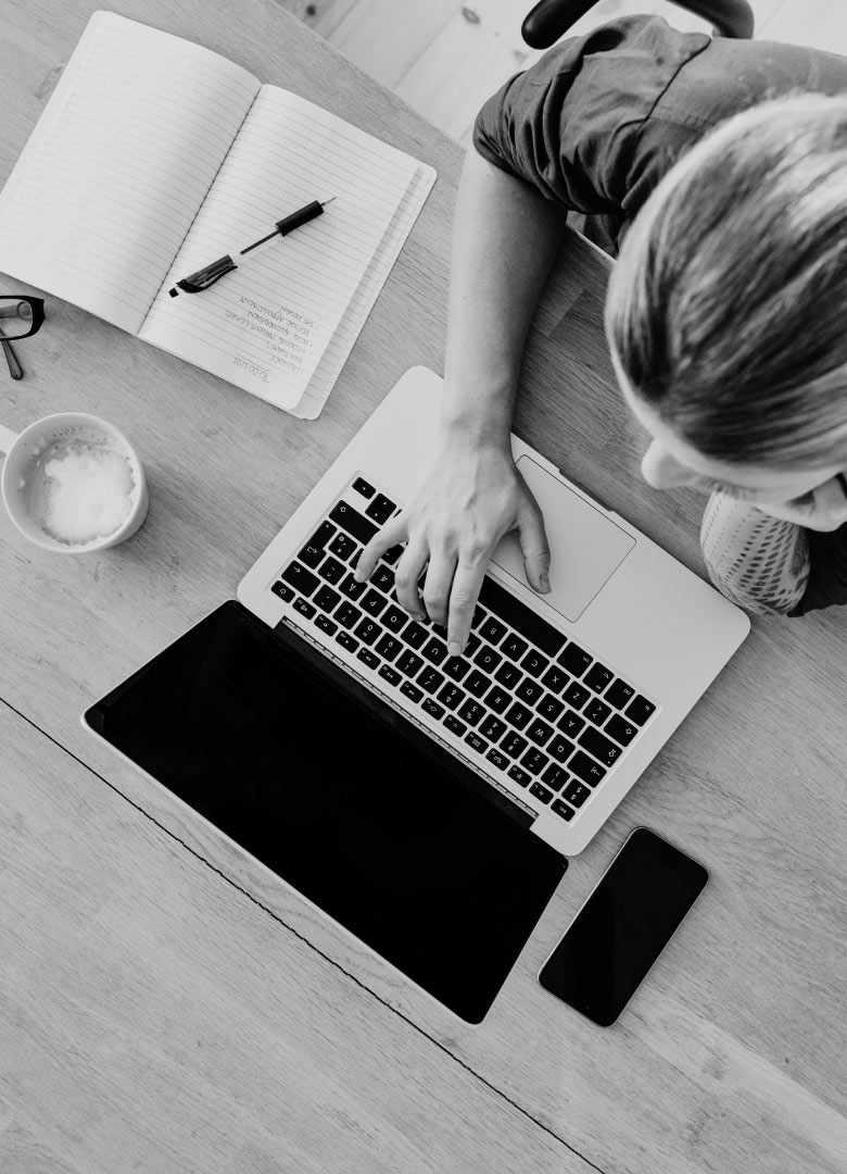 Roman schreiben: Frau schreibt am Laptop