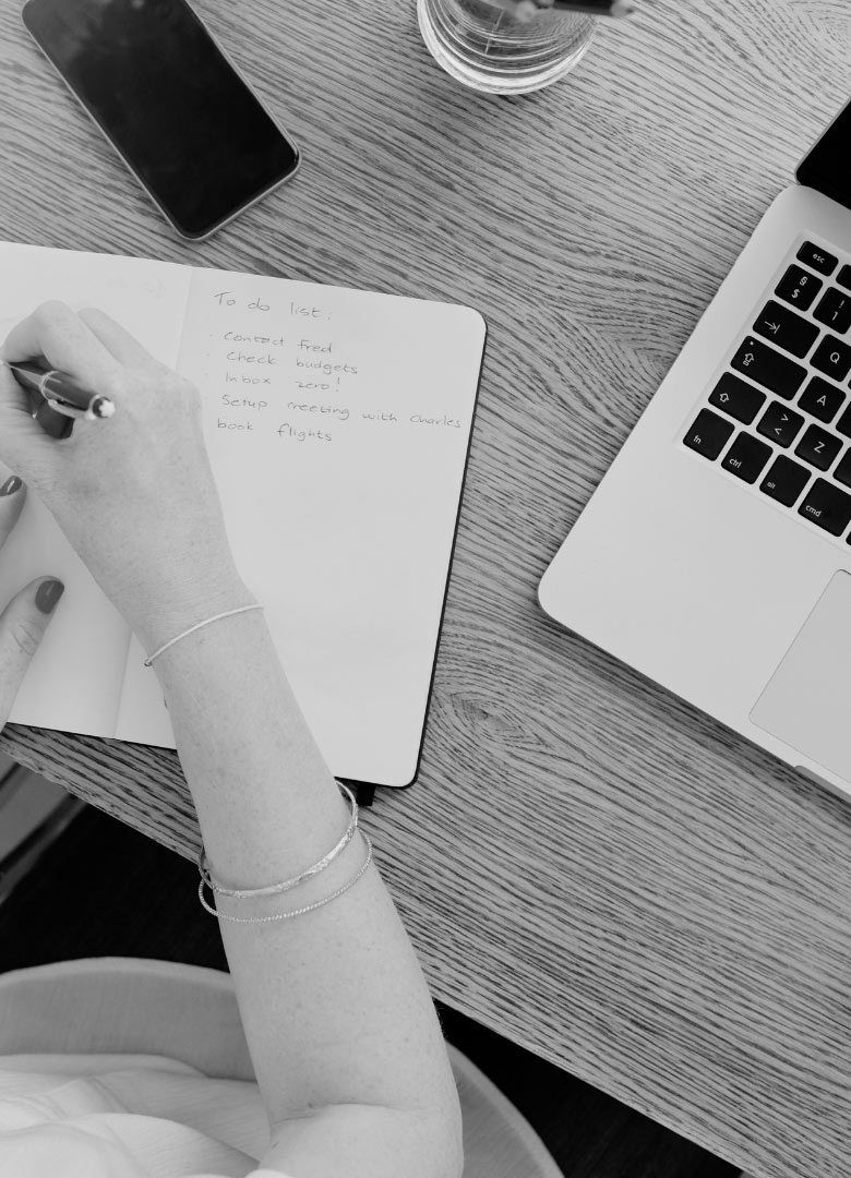 Roman schreiben: Frau schreibt im Notizbuch