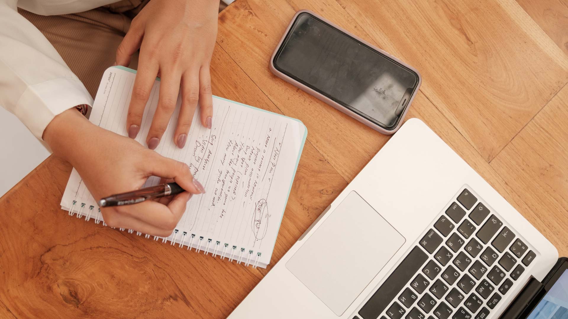 Ein Buch schreiben & Autor werden Recherche: Frau mit Notizbuch und Handy